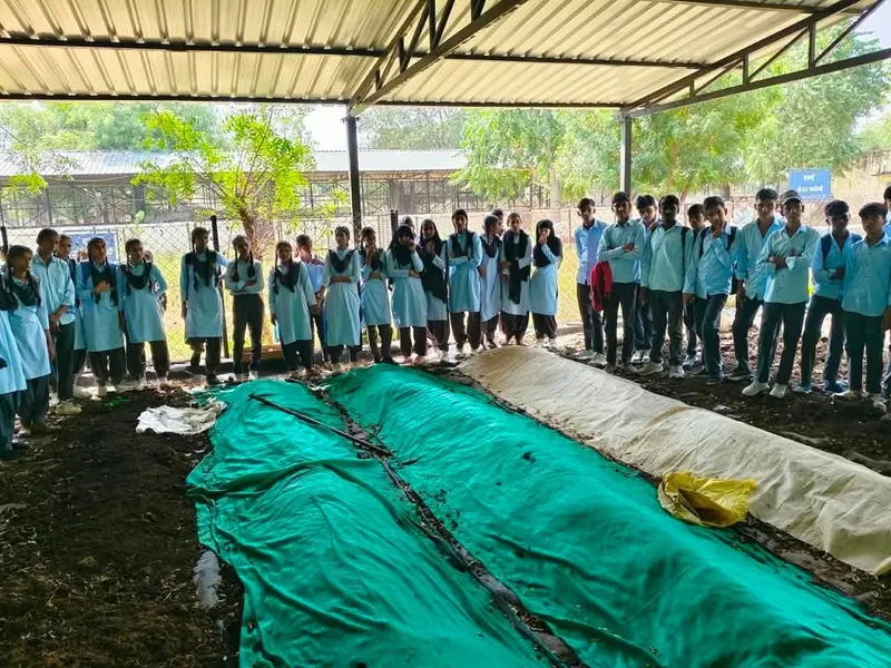 विद्यार्थियों ने जानी कृषि शिक्षा, ड्रोन तकनीक एवं संरक्षित खेती की आधुनिक तकनीकें जोबनेर। राजकीय उच्च माध्यमिक विद्याल…