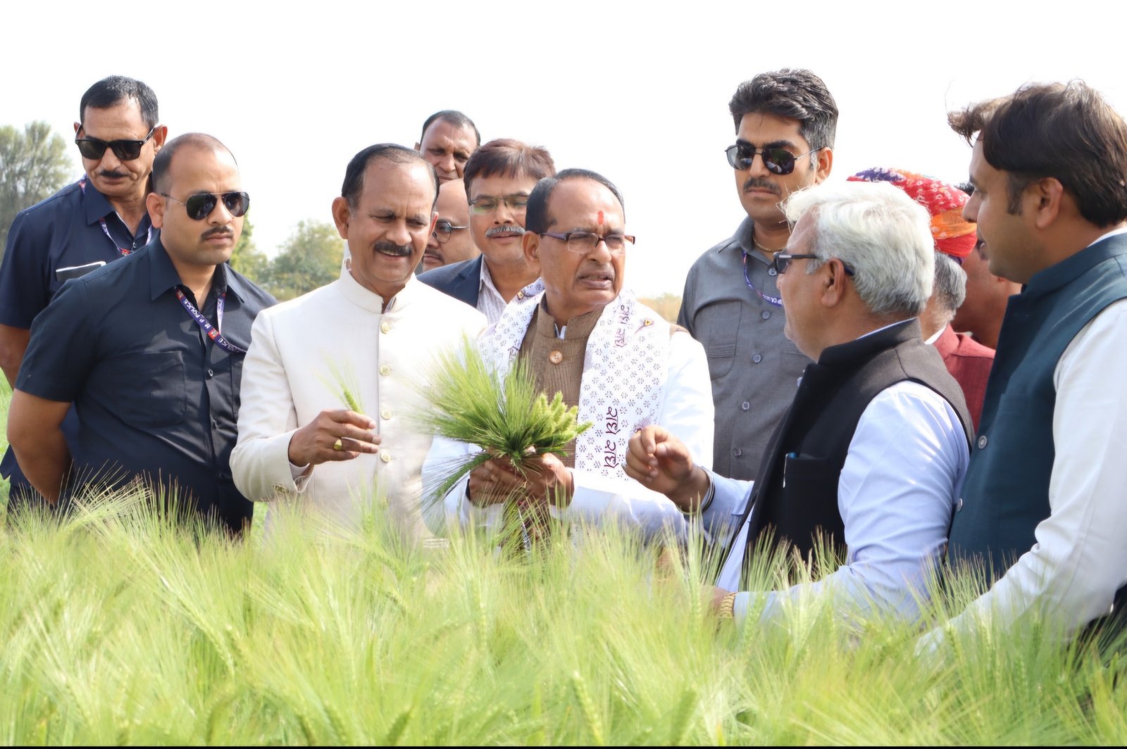 कृषि एवं किसान कल्याण मंत्री,भारत सरकार श्री शिवराज सिंह चौहान ने रारी दुर्गापुरा का दौरा कर वहां संचालित विभिन्न कृषि अनुसंधान गतिविधियों की समीक्षा की।