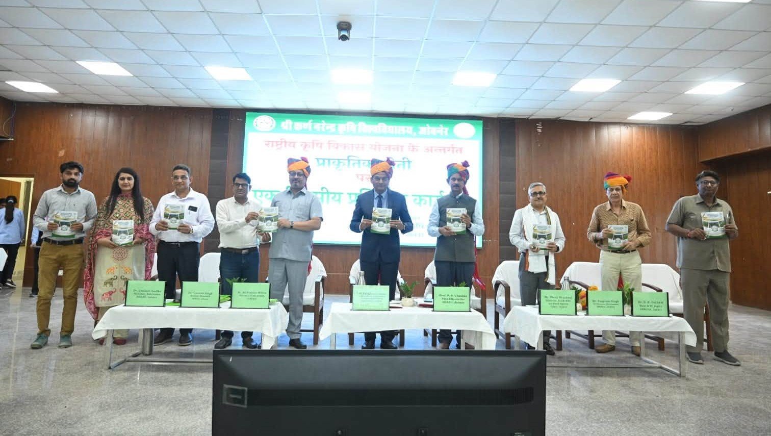 जोबनेर में एकदिवसीय राज्य स्तरीय प्रशिक्षण कार्यक्रम में किसानों को दिलाया प्राकृतिक खेती का संकल्प, विशेषज्ञों ने बताए मिट्टी की सेहत सुधारने और टिकाऊ खेती के उपाय जोबनेर, 7 अगस्त।